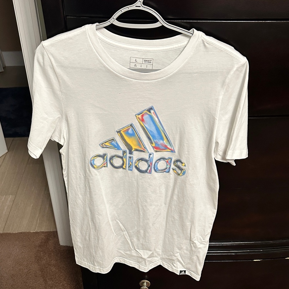 Youth boys Adidas graphic tee. Size L.